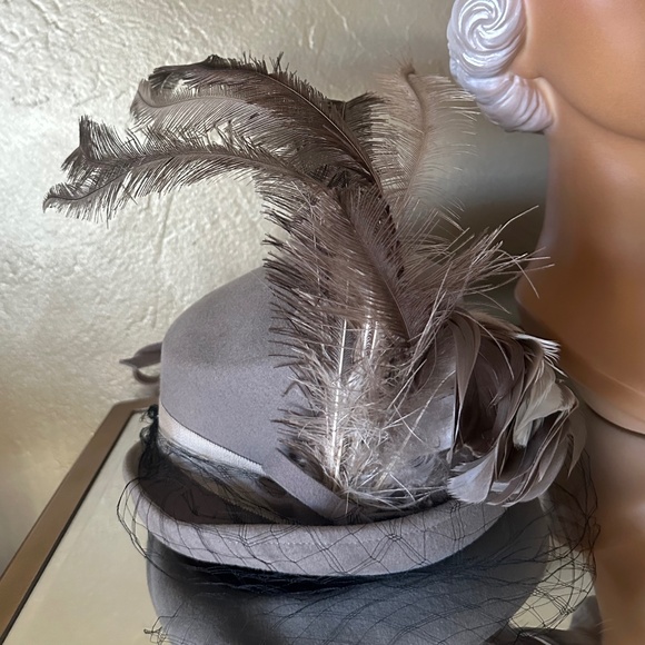 FABULOUS 1940\'s TAUPE TOP HAT STYLE HAT + BROWN/IVORY FEATHERS main image 8